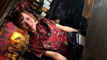 【チャイナドレス】笑顔が天使なサテンチャイナドレス姿の素人ちょろマン娘と着衣でハメ撮り孕ませ不倫セックス｜サテンフェチ★AVレビュー